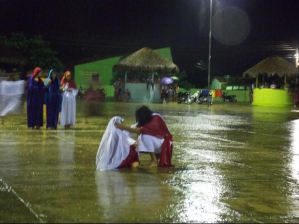 Jovens da Cia de Teatro Persona encenaram Paixão de Cristo em Praça Publica - Imagem 12