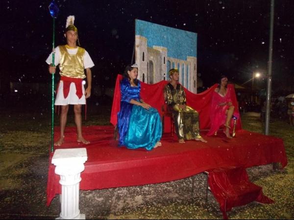 Jovens da Cia de Teatro Persona encenaram Paixão de Cristo em Praça Publica - Imagem 5