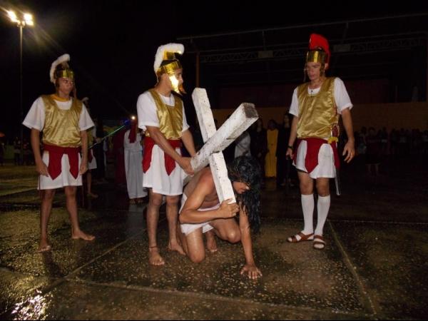 Jovens da Cia de Teatro Persona encenaram Paixão de Cristo em Praça Publica - Imagem 26