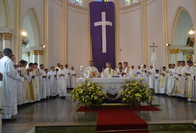 Padres da Diocese se reúnem na Missa do Santo Crisma.
