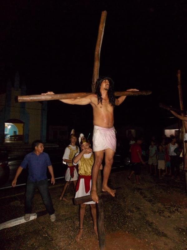 Jovens da Cia de Teatro Persona encenaram Paixão de Cristo em Praça Publica - Imagem 33