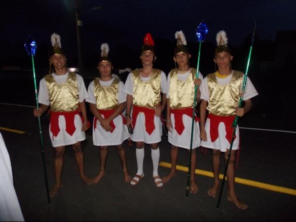 Jovens da Cia de Teatro Persona encenaram Paixão de Cristo em Praça Publica - Imagem 3