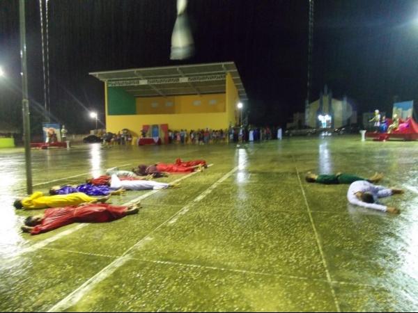 Jovens da Cia de Teatro Persona encenaram Paixão de Cristo em Praça Publica - Imagem 16