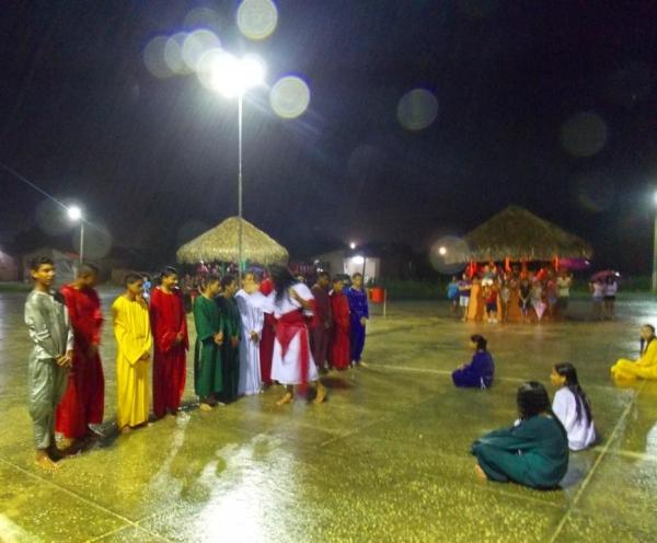 Jovens da Cia de Teatro Persona encenaram Paixão de Cristo em Praça Publica - Imagem 7