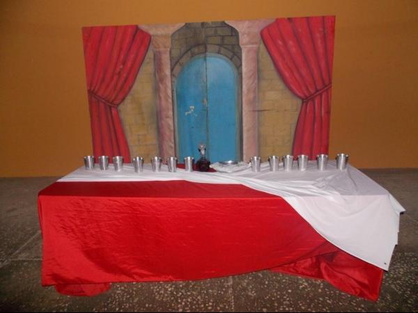 Jovens da Cia de Teatro Persona encenaram Paixão de Cristo em Praça Publica - Imagem 1