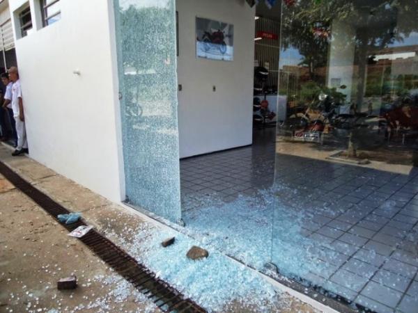 Paulistana: homens arrobam concessionária, levam moto e ateiam fogo em carro. - Imagem 1