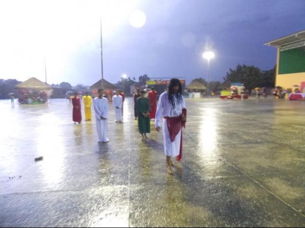 Jovens da Cia de Teatro Persona encenaram Paixão de Cristo em Praça Publica - Imagem 15