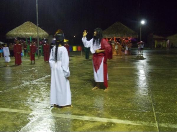 Jovens da Cia de Teatro Persona encenaram Paixão de Cristo em Praça Publica - Imagem 11