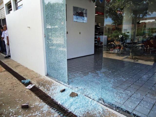 Paulistana: homens arrobam concessionária, levam moto e ateiam fogo em carro.