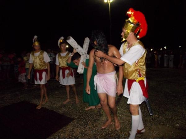 Jovens da Cia de Teatro Persona encenaram Paixão de Cristo em Praça Publica - Imagem 31