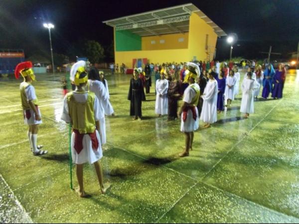 Jovens da Cia de Teatro Persona encenaram Paixão de Cristo em Praça Publica - Imagem 20