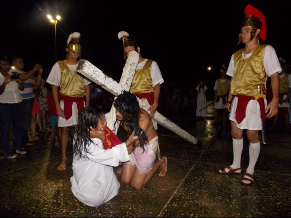 Jovens da Cia de Teatro Persona encenaram Paixão de Cristo em Praça Publica - Imagem 27