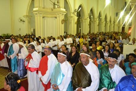 Devotos enchem Catedral de Picos na missa do lava pés .