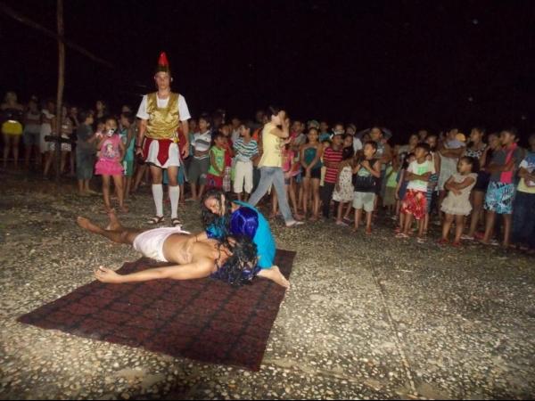 Jovens da Cia de Teatro Persona encenaram Paixão de Cristo em Praça Publica - Imagem 35