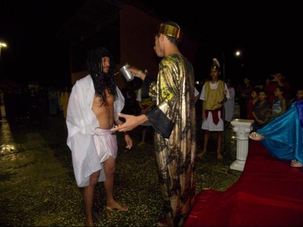 Jovens da Cia de Teatro Persona encenaram Paixão de Cristo em Praça Publica - Imagem 21