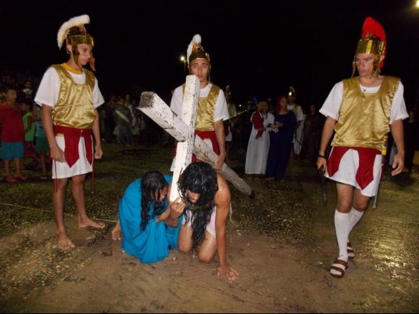 Jovens da Cia de Teatro Persona encenaram Paixão de Cristo em Praça Publica - Imagem 29