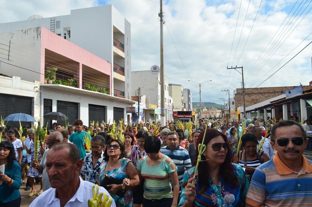Fiéis participam da procissão do Domingo de Ramos em Picos.