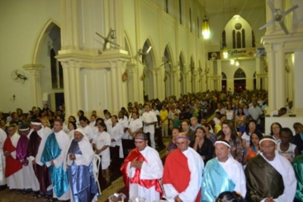 Devotos enchem Catedral de Picos na missa do lava pés . - Imagem 1