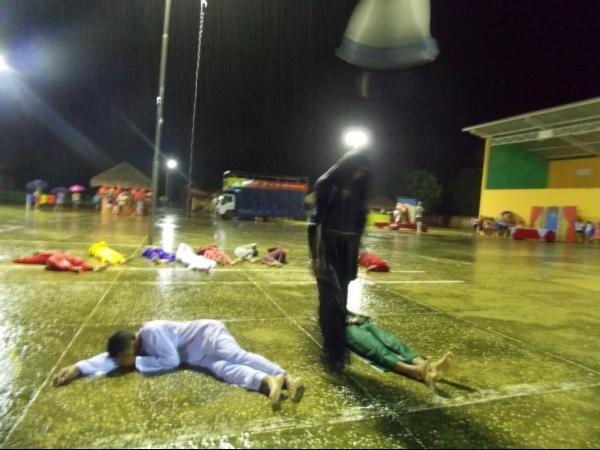 Jovens da Cia de Teatro Persona encenaram Paixão de Cristo em Praça Publica - Imagem 18