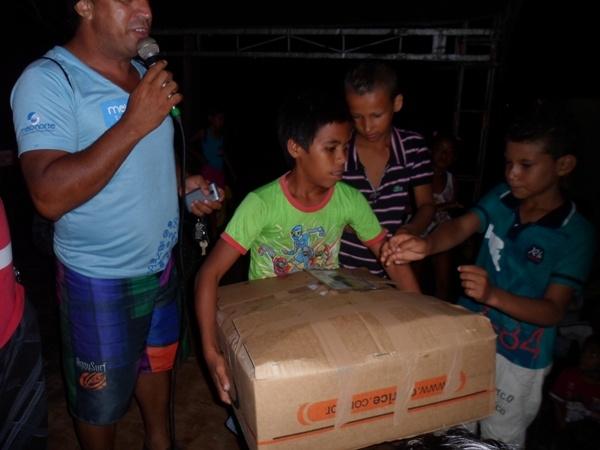 Prefeito Walfredo Filho participa da festa de malhação de Judas no Bairro Novo Horizonte - Imagem 15