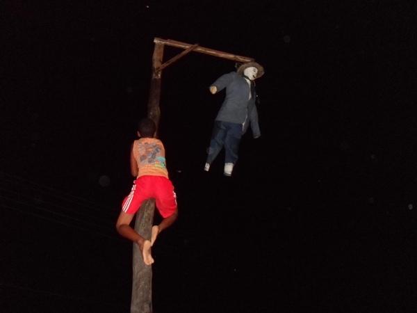 Prefeito Walfredo Filho participa da festa de malhação de Judas no Bairro Novo Horizonte - Imagem 7