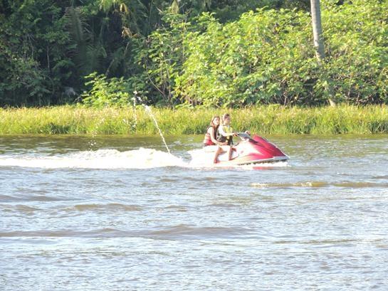 Açude de Água Branca atrai um grande público em dia de lazer - Imagem 6