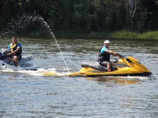 Açude de Água Branca atrai um grande público em dia de lazer - Imagem 12