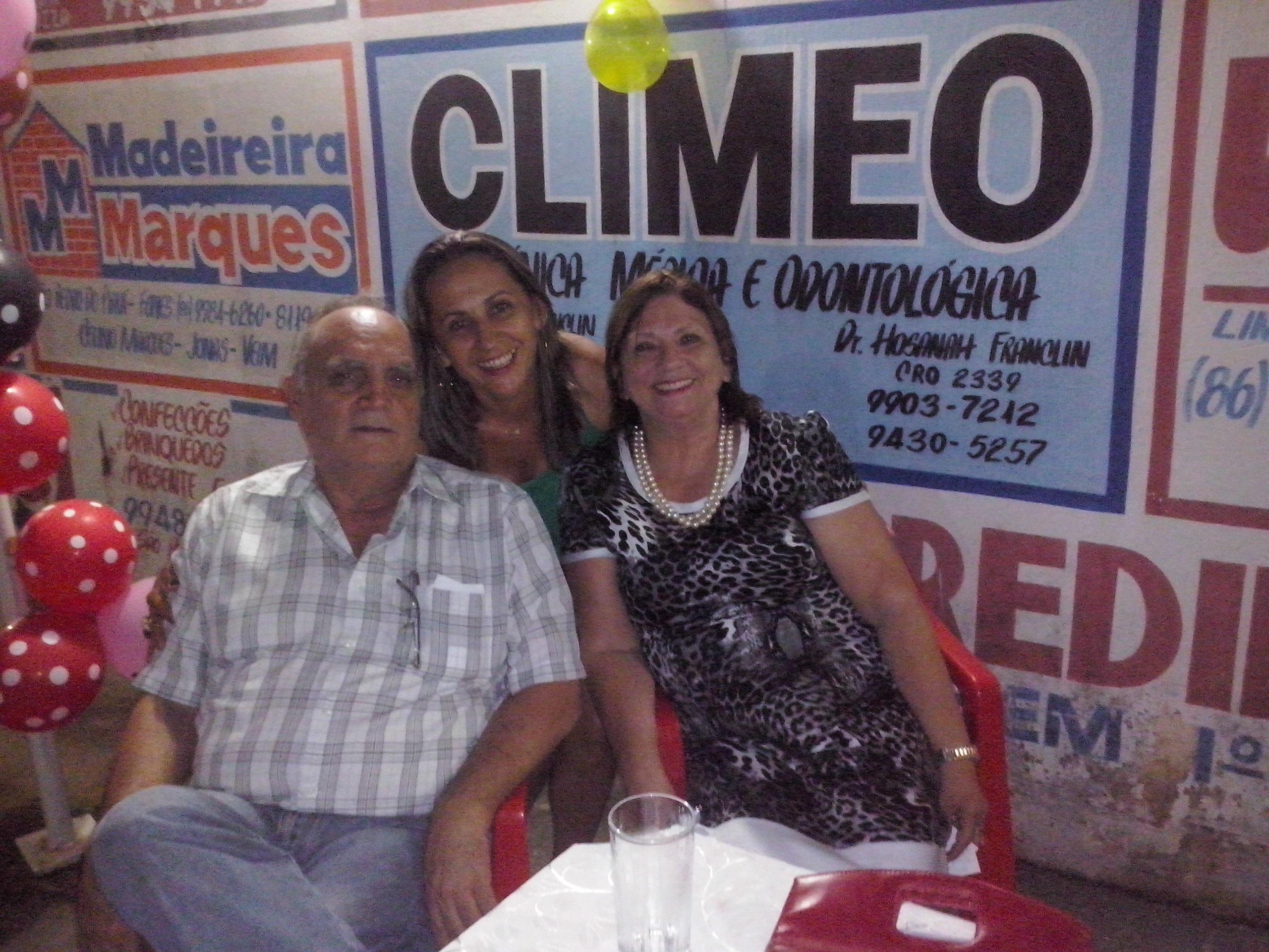 Festa Supresa: Aniversariante Lúcia Lopes é homenageda por amigos e familiares.