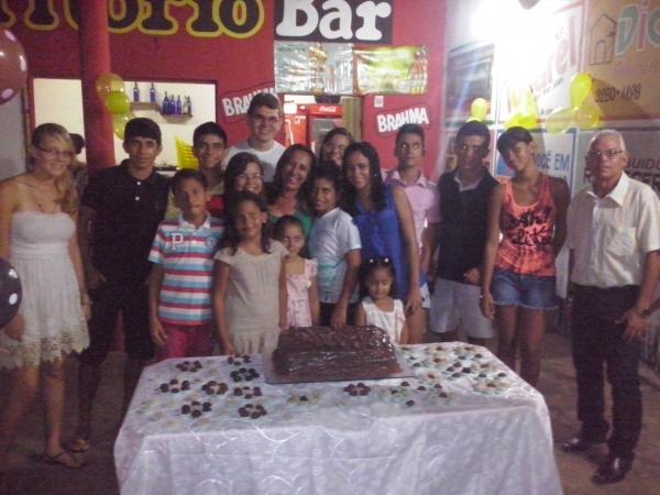 Festa Supresa: Aniversariante Lúcia Lopes é homenageda por amigos e familiares. - Imagem 10