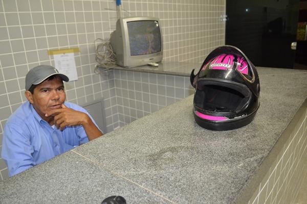 Bandidos roubam carro, mas capotam veículo ao serem perseguidos pela polícia