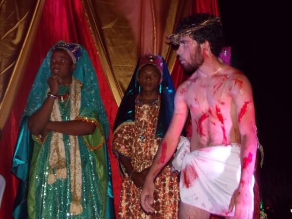 População prestigia encenação da Paixão de Cristo promovido pela Secretaria de Assistência Social - Imagem 11
