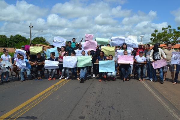 Alunos protestam na BR contra a falta de professores na UESPI