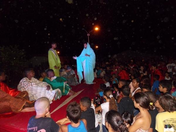 População prestigia encenação da Paixão de Cristo promovido pela Secretaria de Assistência Social - Imagem 7