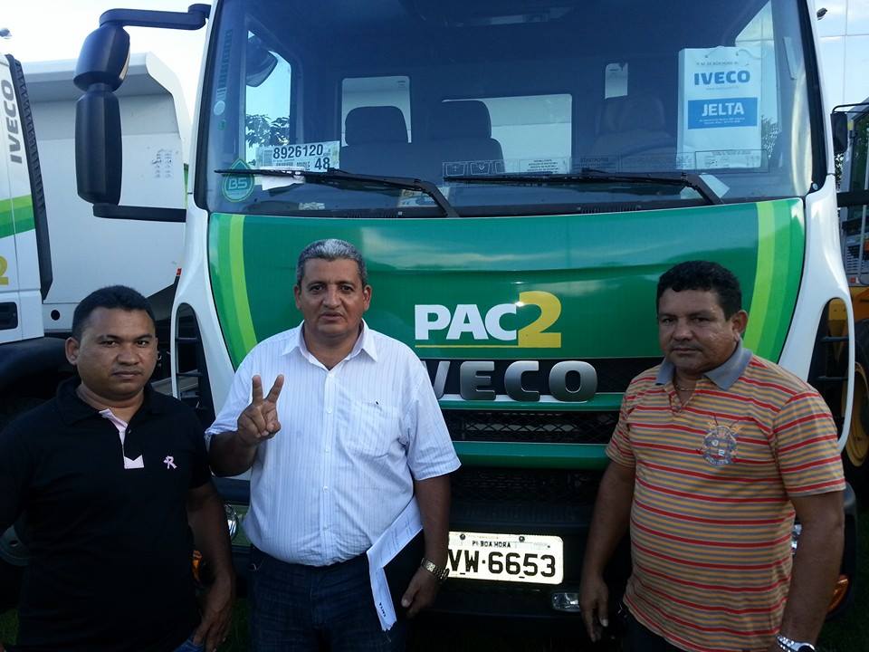 Zé Resende recebe caminhão caçamba do PAC II