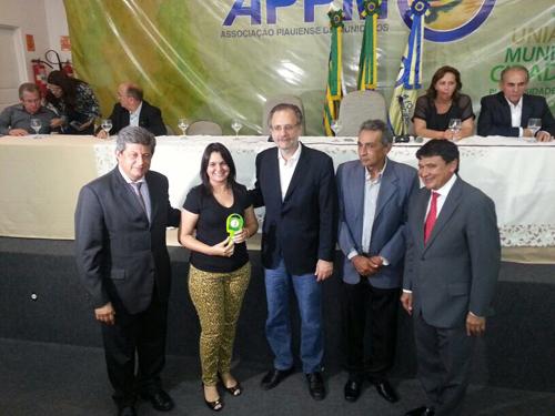 Brasileira foi contemplada com uma caminhão caçamba. Entrega aconteceu na APPM