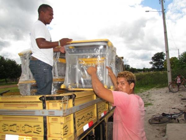 Escolas da zona rural são beneficiadas com novas carteiras - Imagem 10