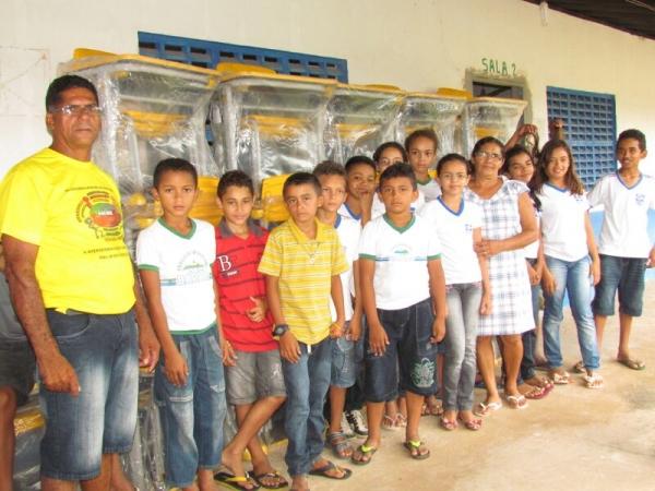 Escolas da zona rural são beneficiadas com novas carteiras - Imagem 6
