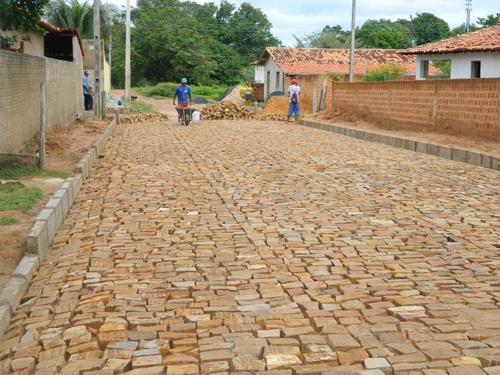 Em parceria com o Gov. do Estado Prefeitura inicia construção de calçamentos - Imagem 4