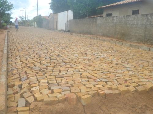 Em parceria com o Gov. do Estado Prefeitura inicia construção de calçamentos - Imagem 1