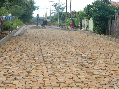 Em parceria com o Gov. do Estado Prefeitura inicia construção de calçamentos - Imagem 2