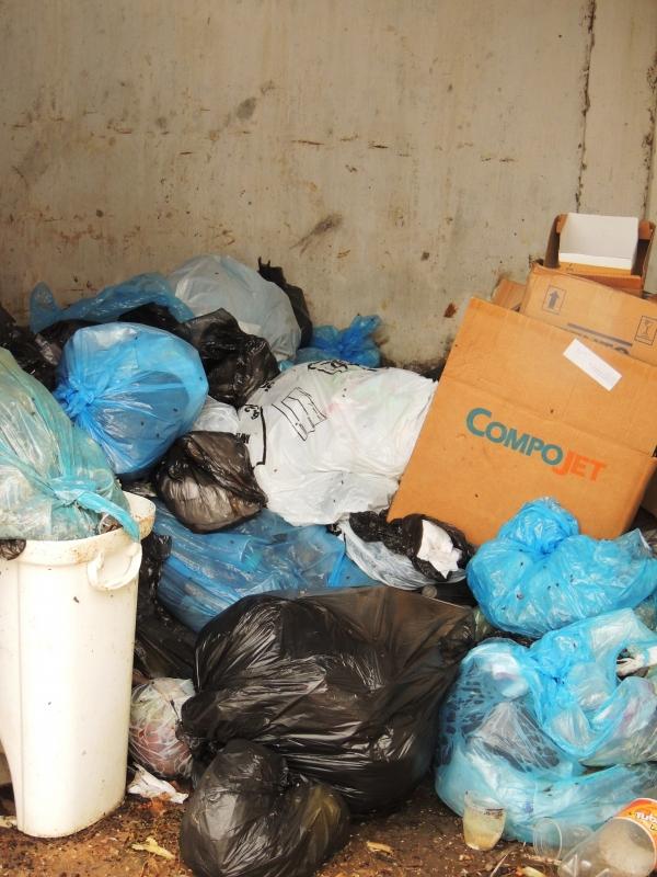 Fotos do descaso como o hospital Josefina Getirana Neta foi entregue - Imagem 31