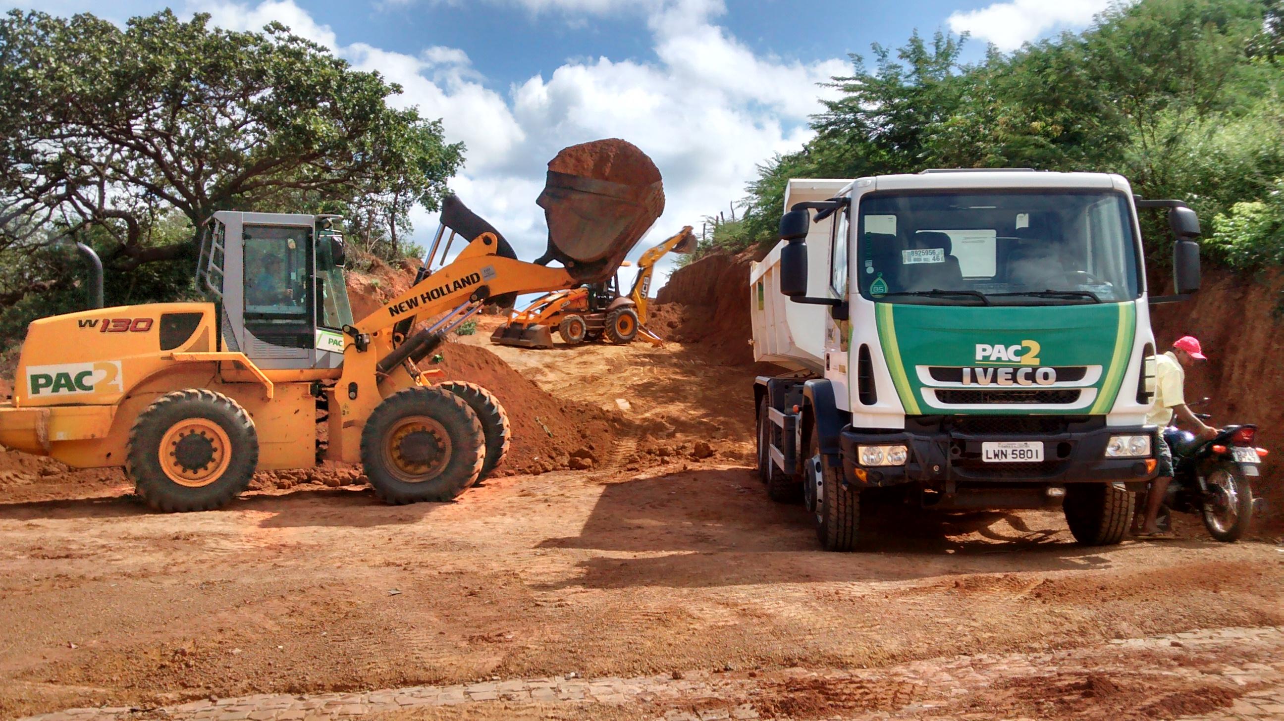 O Prefeito Filho utiliza maquinas do PAC 2 para aberturas de novas ruas, recuperação e conservação das existentes