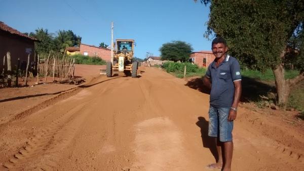 O Prefeito Filho utiliza maquinas do PAC 2 para aberturas de novas ruas, recuperação e conservação das existentes - Imagem 3