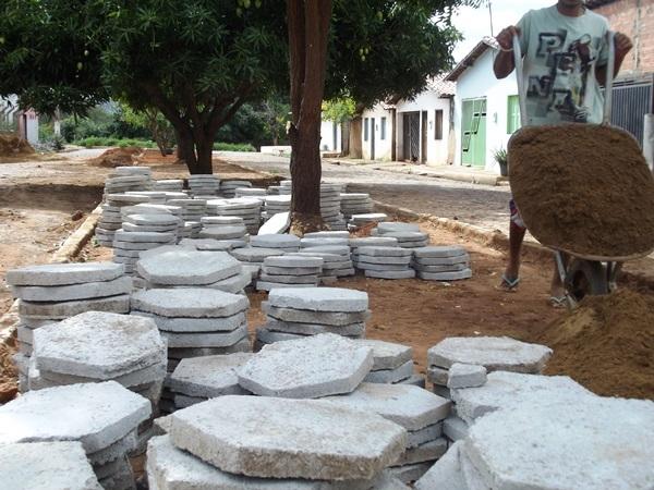 Prefeito Nonato acompanha de perto serviço de calçamento em canteiros centrais da Cidade - Imagem 6