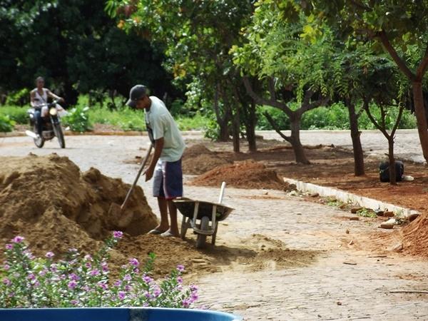 Prefeito Nonato acompanha de perto serviço de calçamento em canteiros centrais da Cidade - Imagem 9