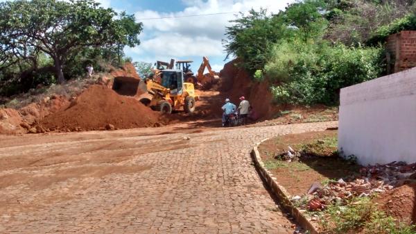 O Prefeito Filho utiliza maquinas do PAC 2 para aberturas de novas ruas, recuperação e conservação das existentes - Imagem 22