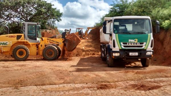 O Prefeito Filho utiliza maquinas do PAC 2 para aberturas de novas ruas, recuperação e conservação das existentes - Imagem 9