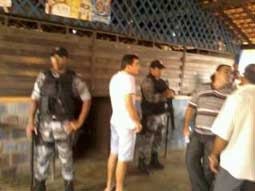 Força tática é chamada para lacrar pontos comerciais e população se revolta.