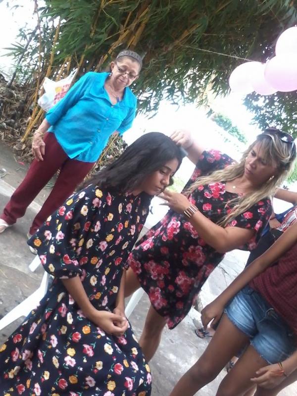 Barrenses cortam cabelo para demonstrar solidariedade - Imagem 2