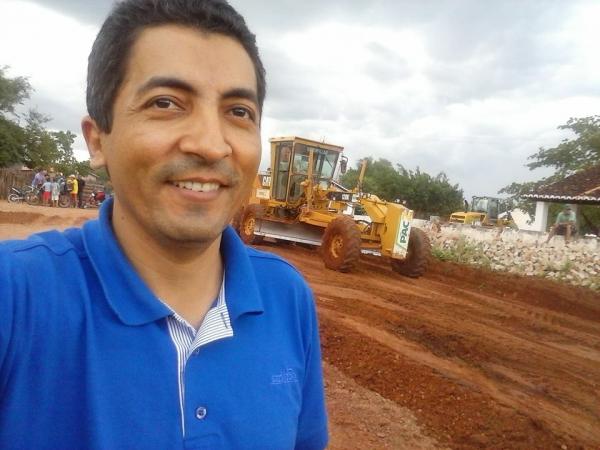 Prefeitura Municipal de Itainópolis faz obra de calçamento em Várzea Grande. - Imagem 9